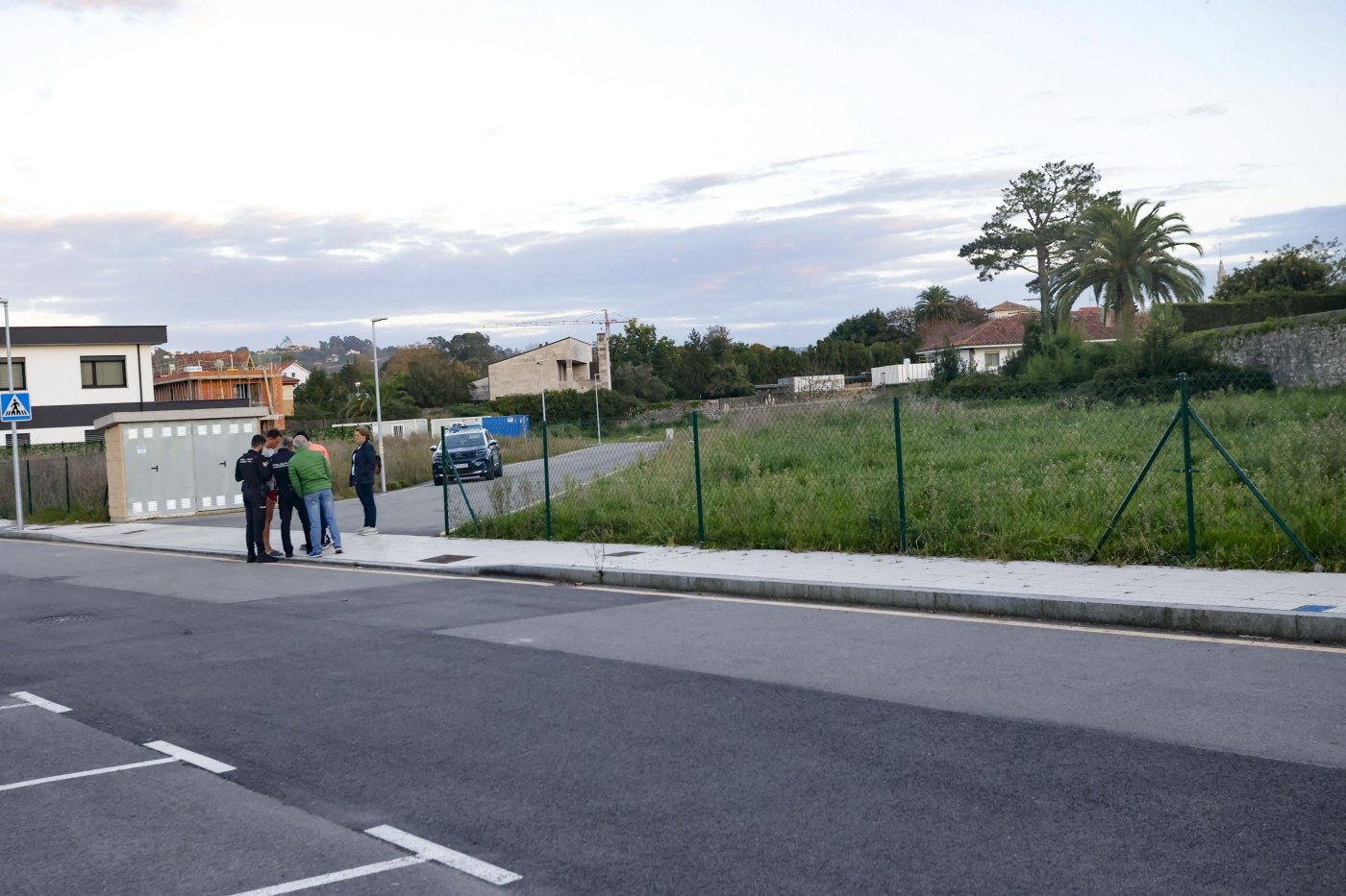 Policía Nacional en la zona de Somió en la que se produjo la violación.