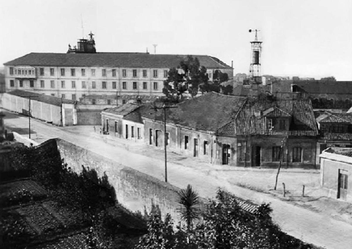 Imagen secundaria 1 - 1956. Placita de madera desmontable para las novilladas de las fiestas rectorales. Archivo de la Inmaculada; 1920. Colegio de la Inmaculada visto desde la huerta del Patronato San José, a la derecha estaría el bar Nador. Anónima; 2019. Teatro-cine del Patronato San José en perfecto estado de conservación. Rafa Suárez. 