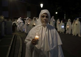 Los integrantes de La Güestia, en el parque junto al Teatro Prendes, en Candás.