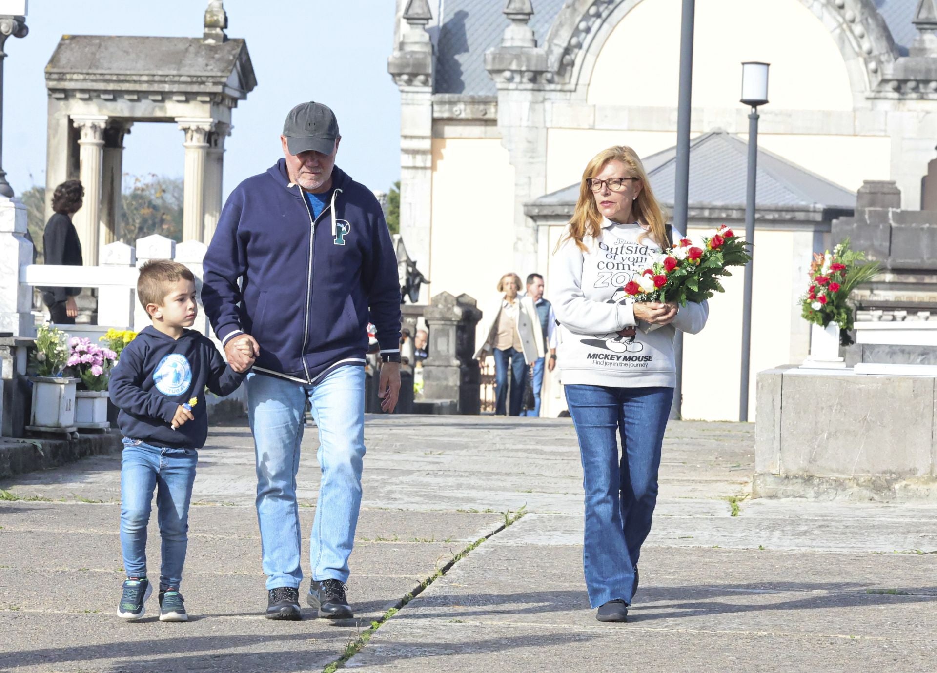 En fotos: Así ha sido la jornada de recuerdo en los cementerios asturianos