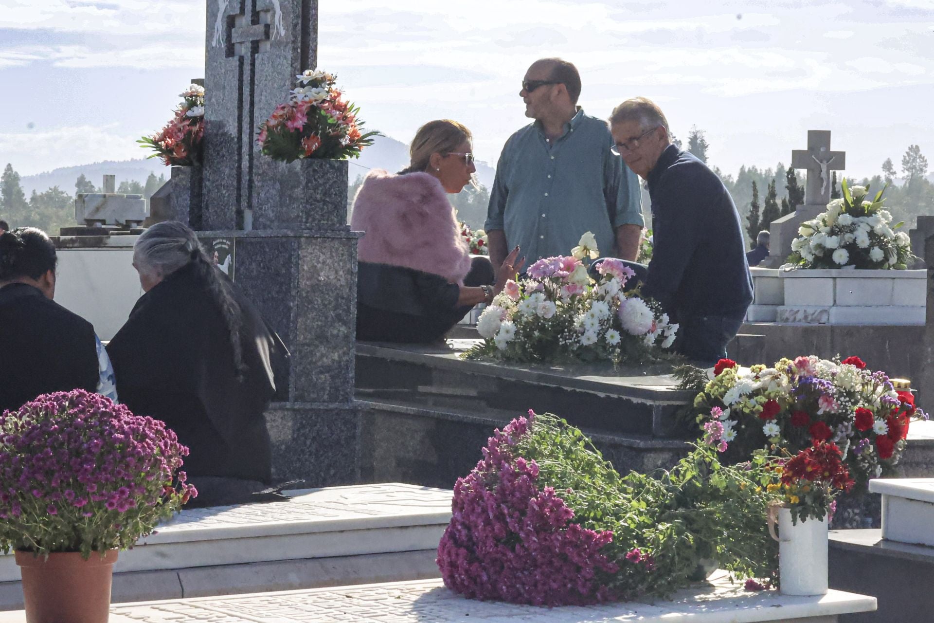 En fotos: Así ha sido la jornada de recuerdo en los cementerios asturianos