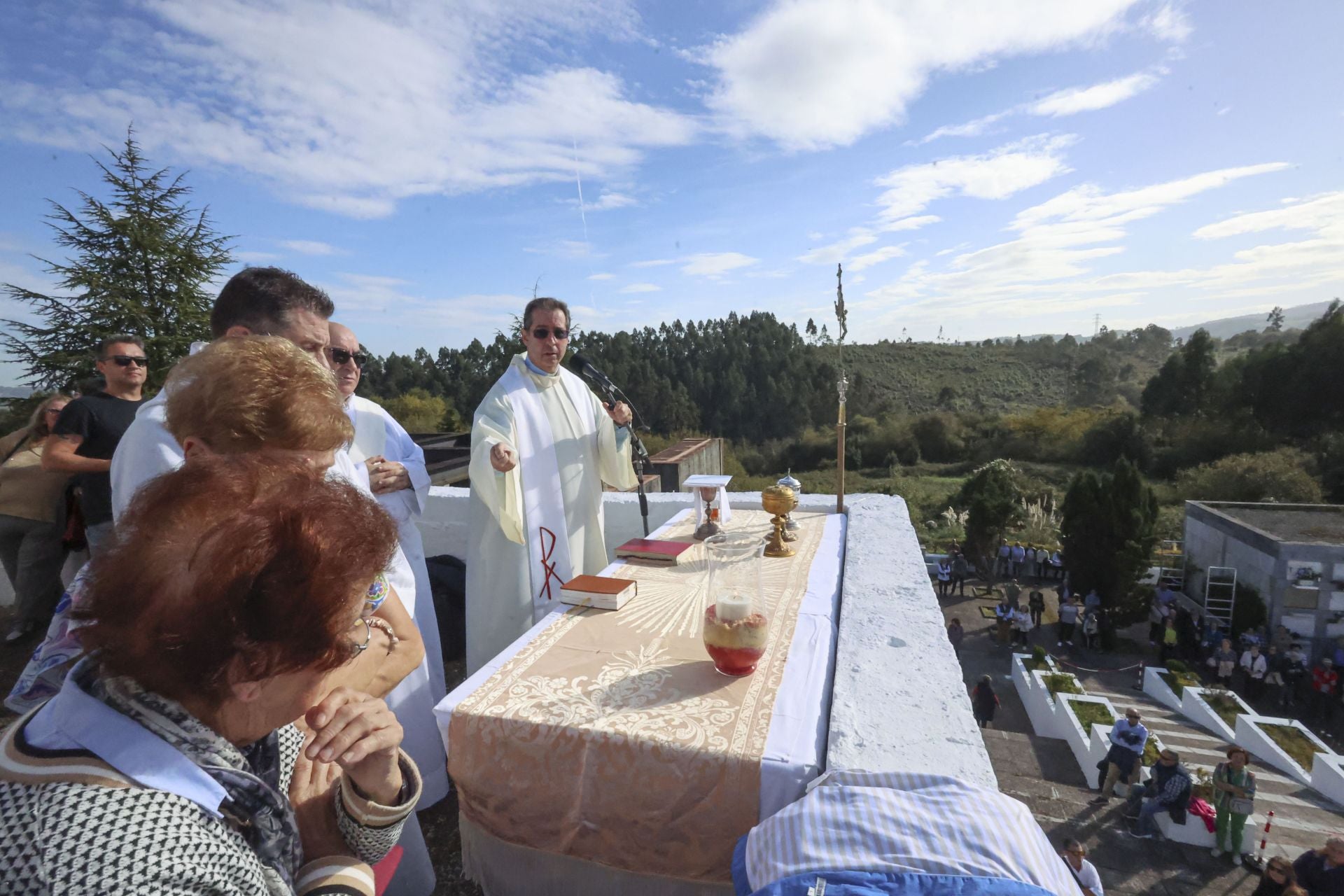 En fotos: Así ha sido la jornada de recuerdo en los cementerios asturianos