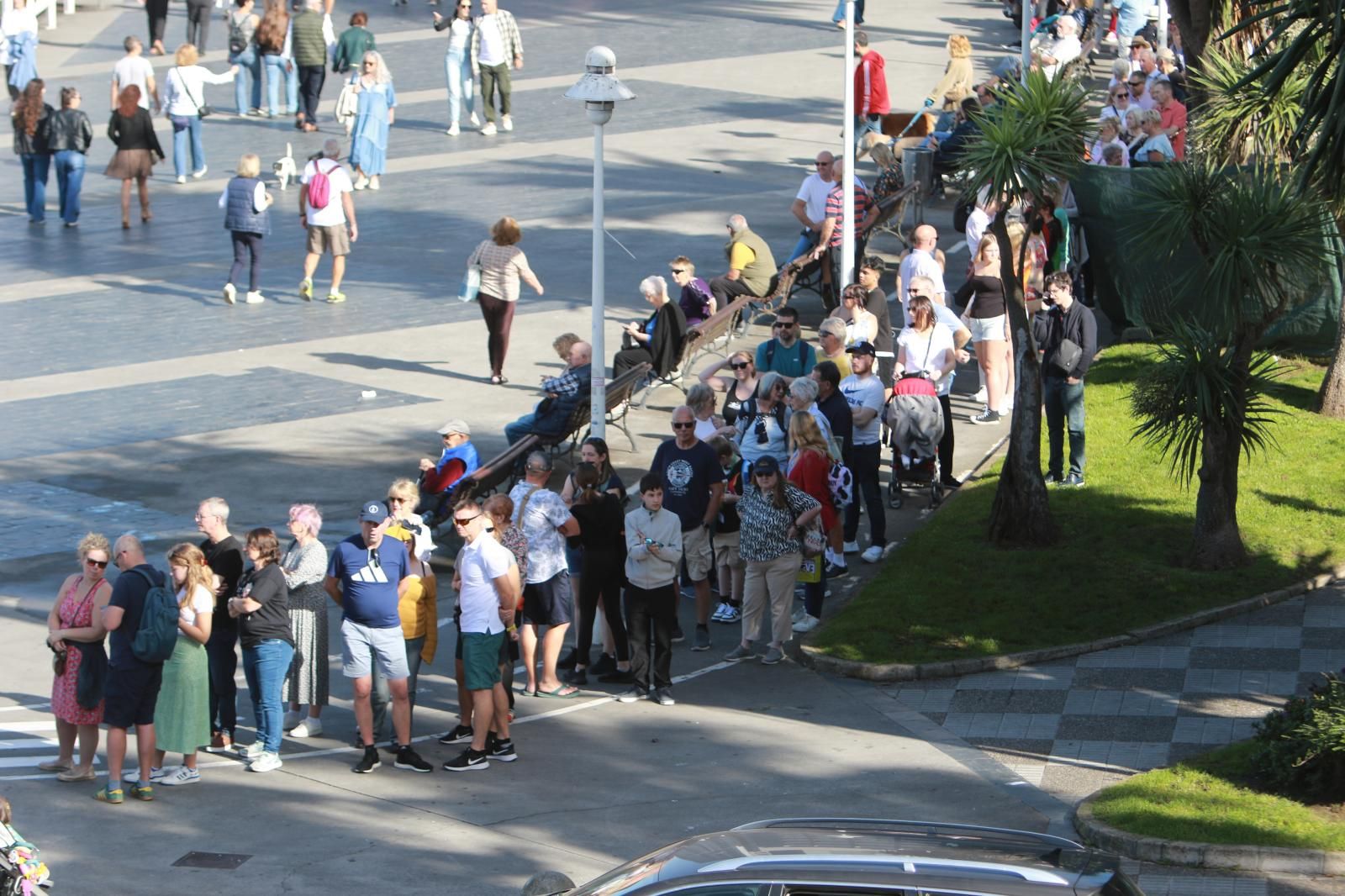 Largas colas de turistas en Gijón por la llegada de un enorme crucero