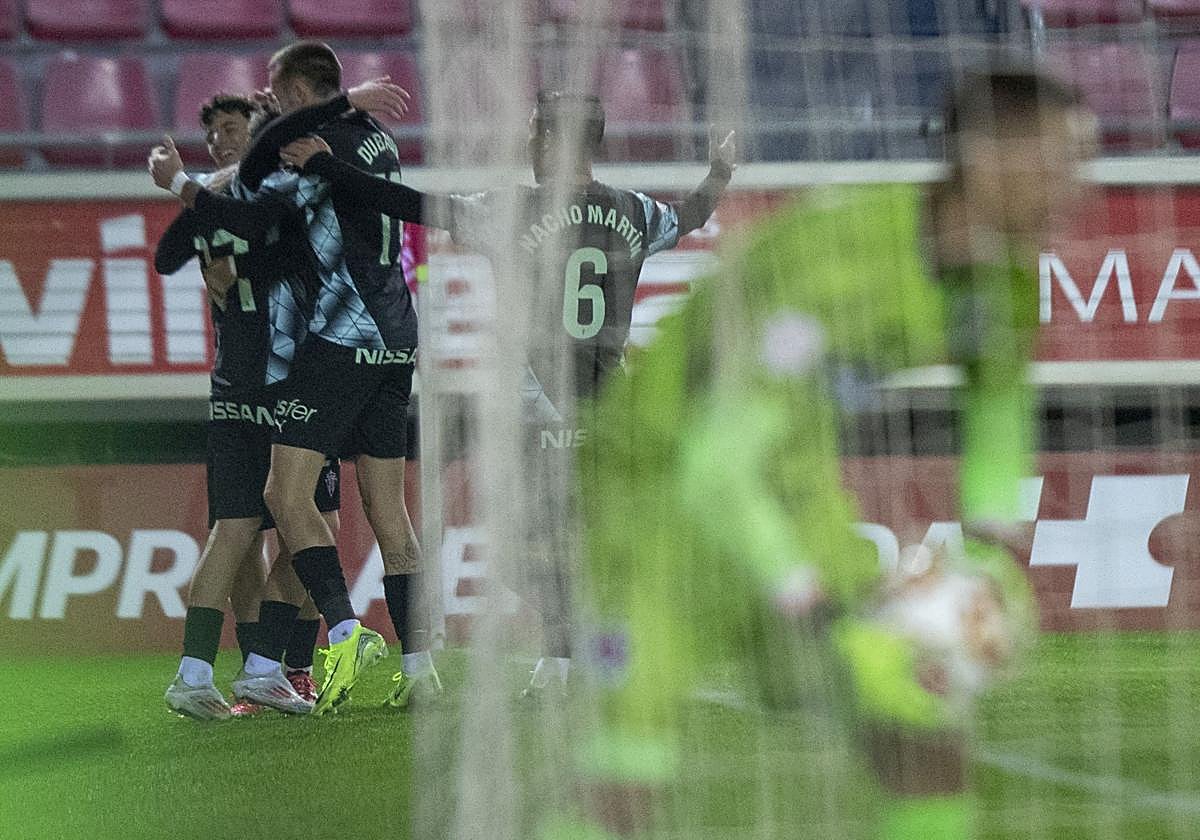 Los jugadores del Sporting celebran el gol de Oyón en Los Pajaritos.