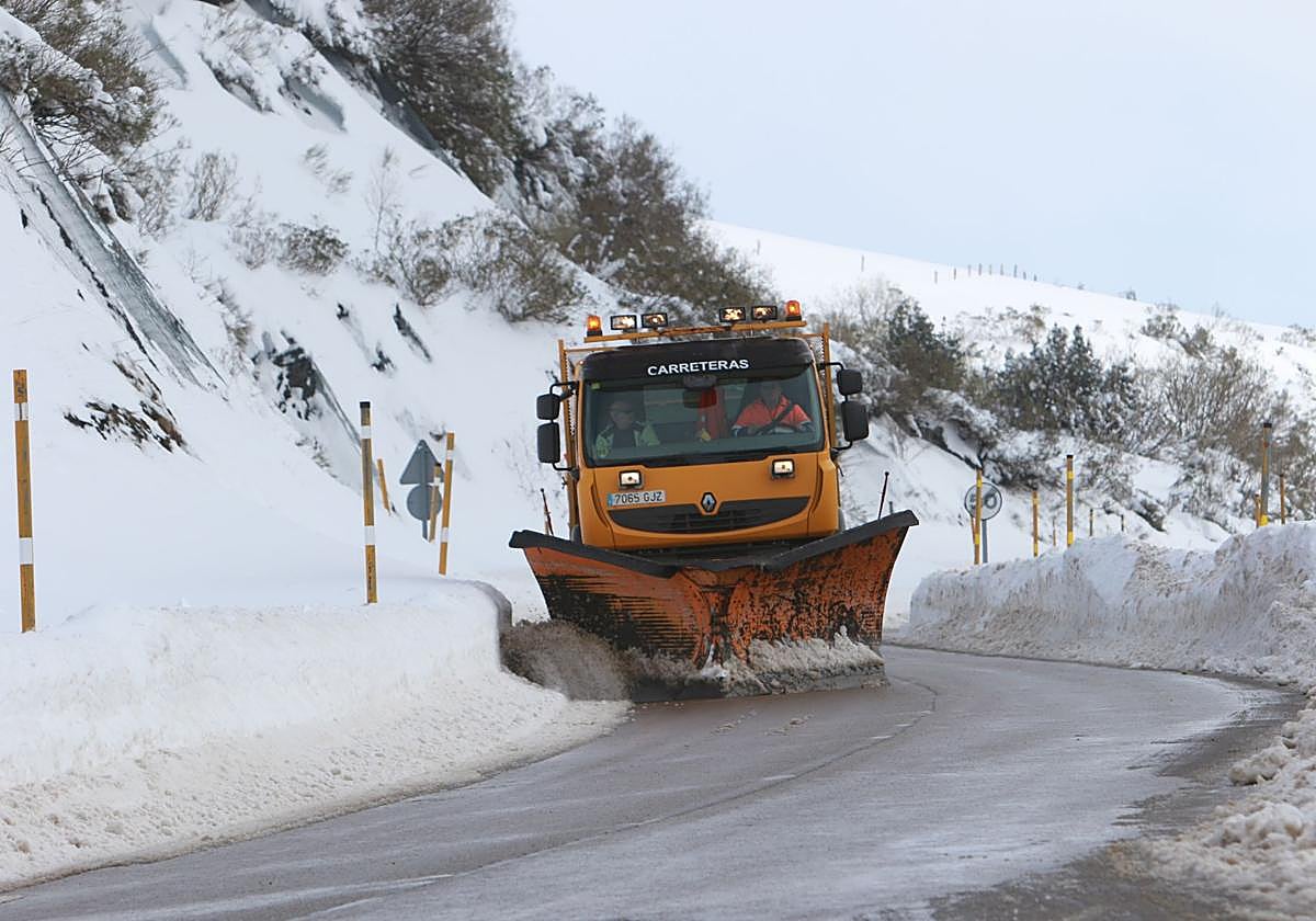 Una máquina quitanieves en la carretera al puerto de San Isidro.