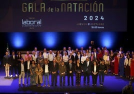 Los premiados en la gala del Santa Olaya posaron en la tradicional foto de familia al término del acto.