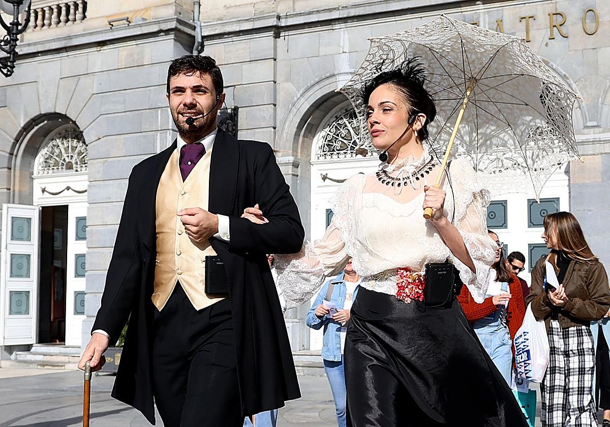 Ramón de Campoamor y Ana Ozores salen del Teatro.