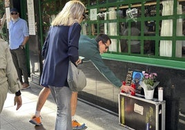 Amigos de Eloy Malnero depositan velas flores en el altar en su memoria colocado en la calle Corrida.