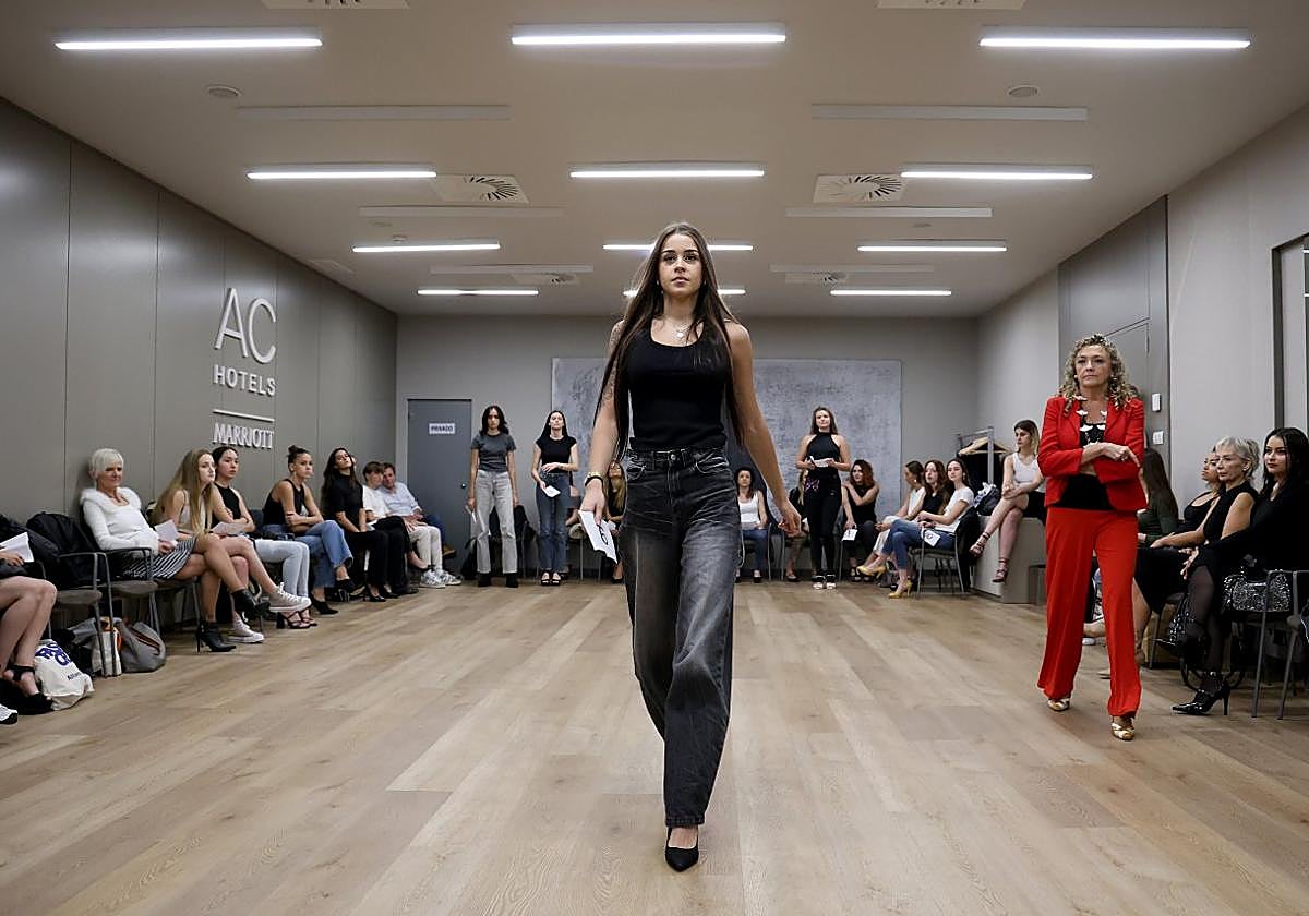 Una de las modelos desfila bajo la atenta mirada de la directora de Pasarela Campoamor.