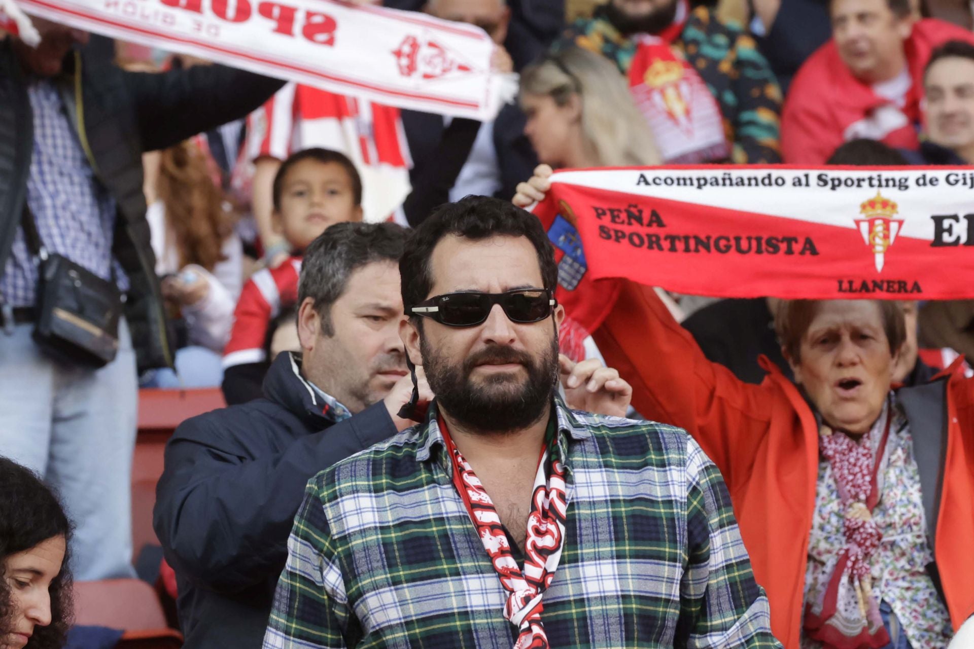 Fotos: ¿Estuviste en el Sporting - Cádiz en El Molinón? ¡Búscate!