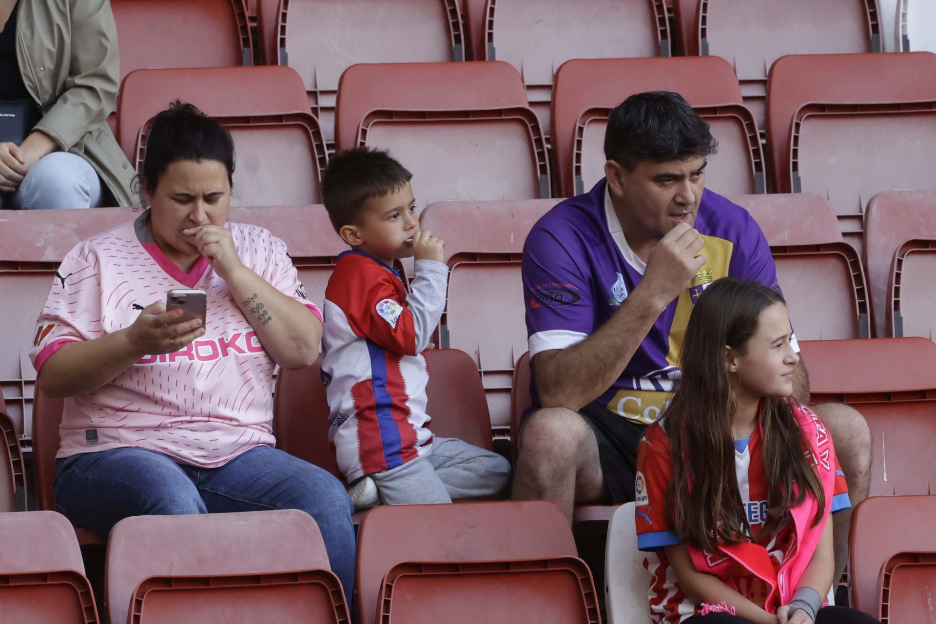 Fotos: ¿Estuviste en el Sporting - Cádiz en El Molinón? ¡Búscate!