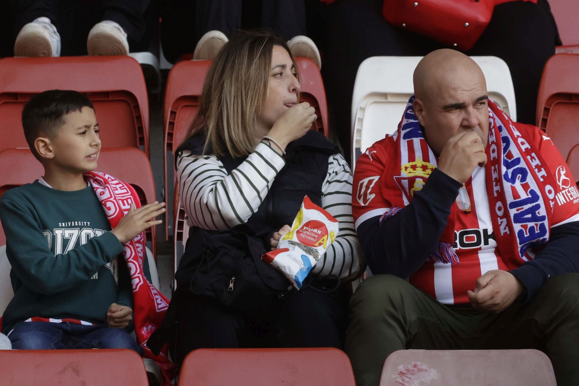 Fotos: ¿Estuviste en el Sporting - Cádiz en El Molinón? ¡Búscate!