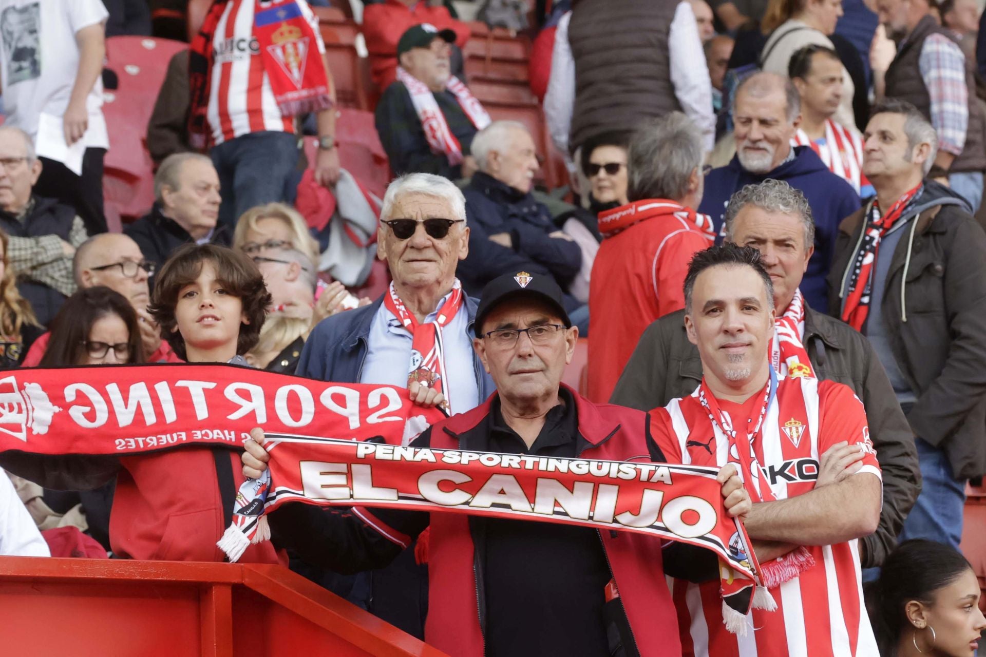 Fotos: ¿Estuviste en el Sporting - Cádiz en El Molinón? ¡Búscate!