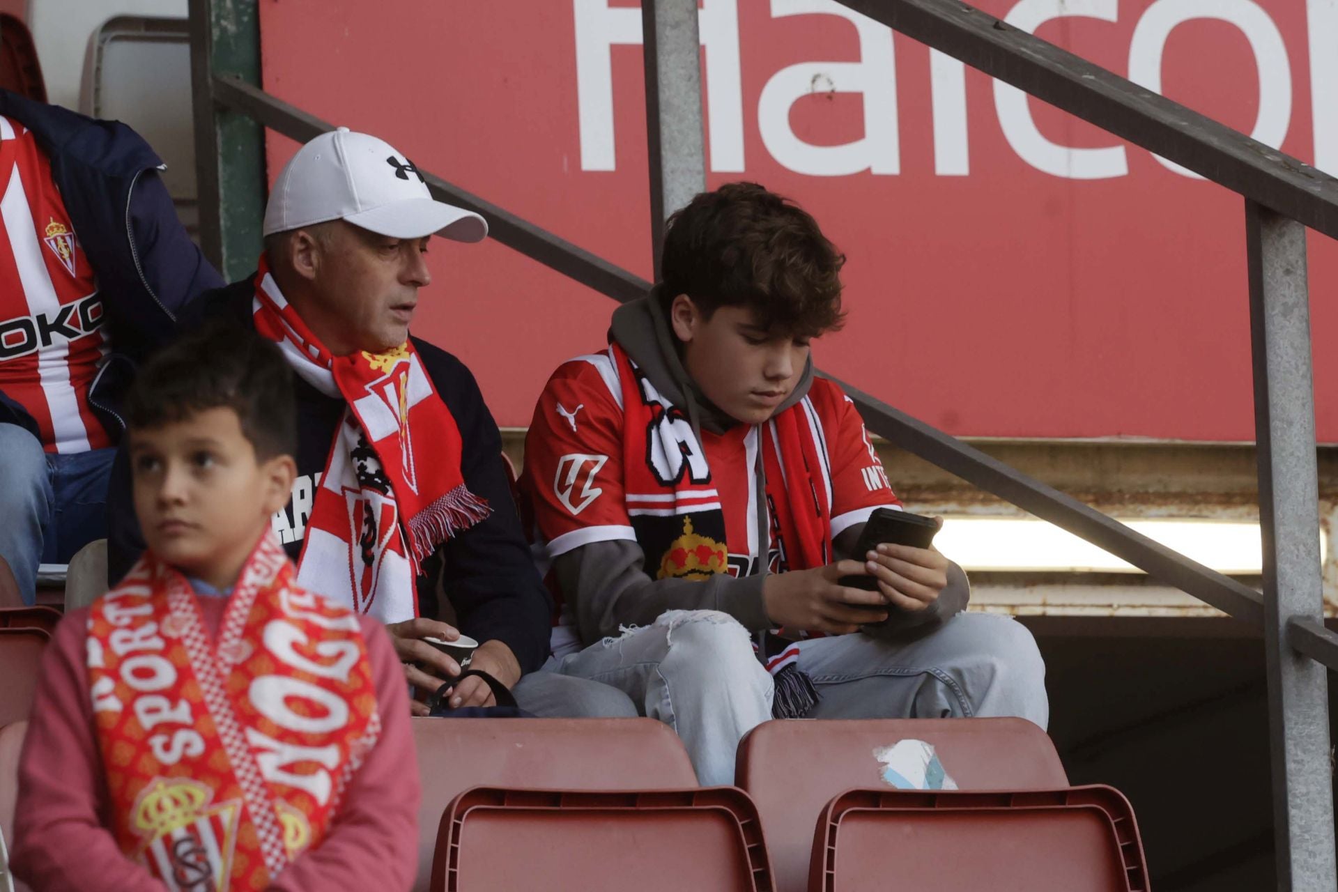 Fotos: ¿Estuviste en el Sporting - Cádiz en El Molinón? ¡Búscate!