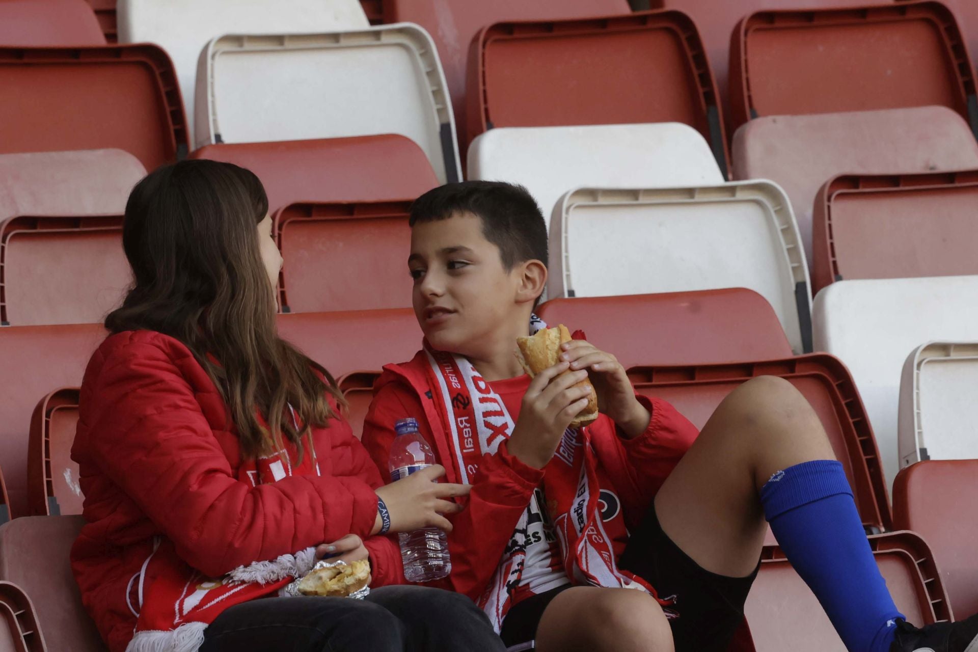 Fotos: ¿Estuviste en el Sporting - Cádiz en El Molinón? ¡Búscate!