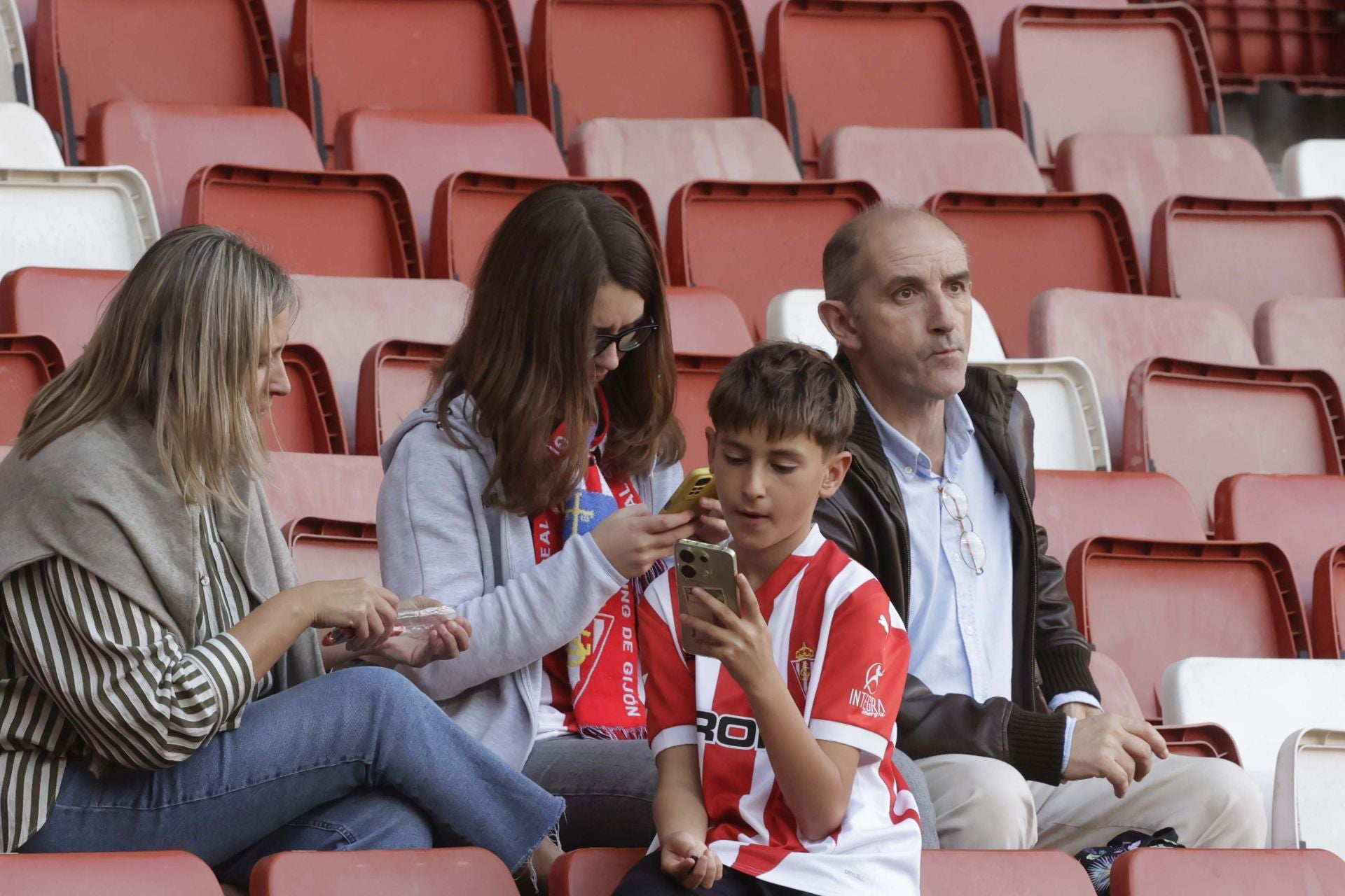 Fotos: ¿Estuviste en el Sporting - Cádiz en El Molinón? ¡Búscate!