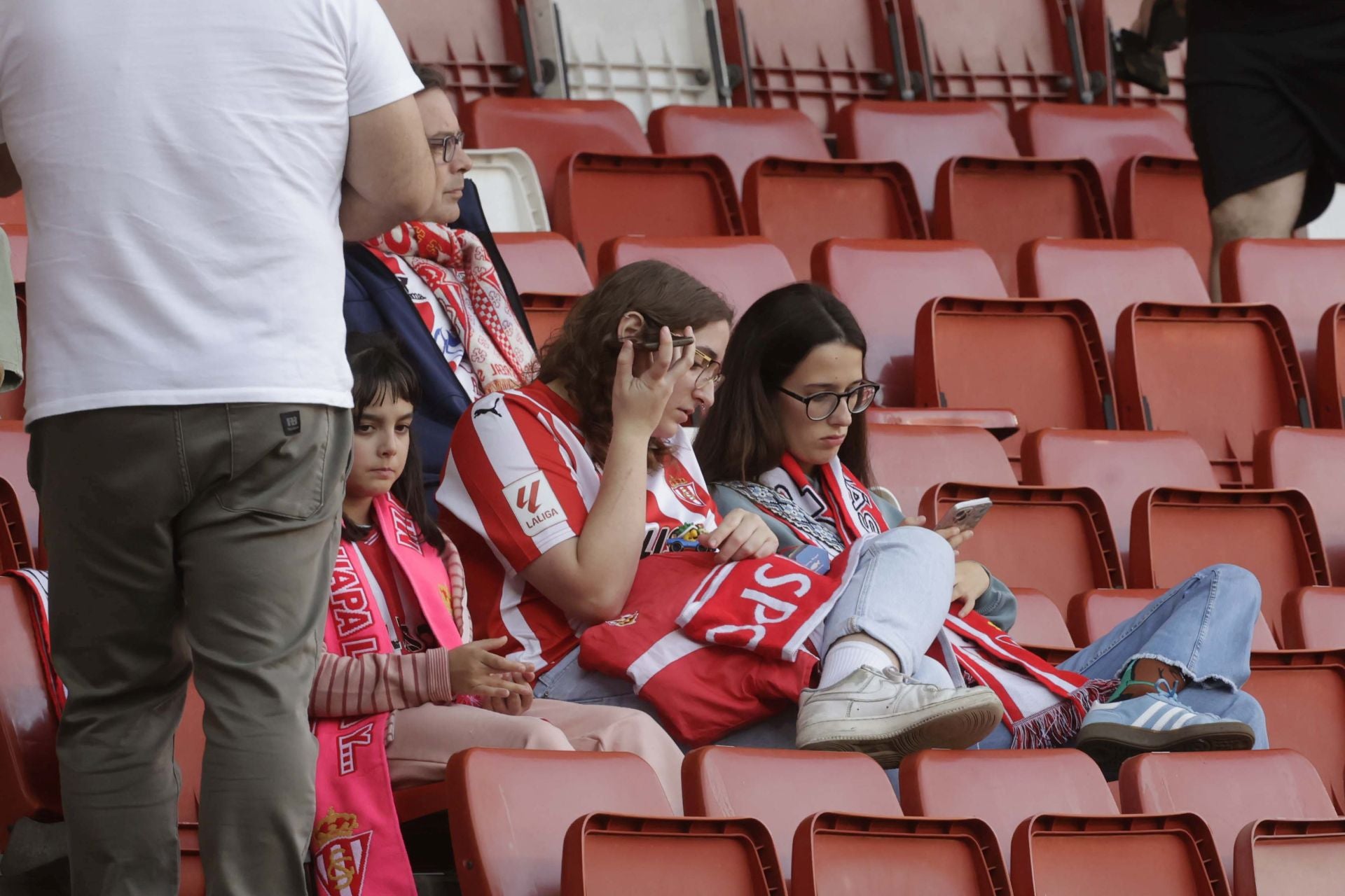 Fotos: ¿Estuviste en el Sporting - Cádiz en El Molinón? ¡Búscate!