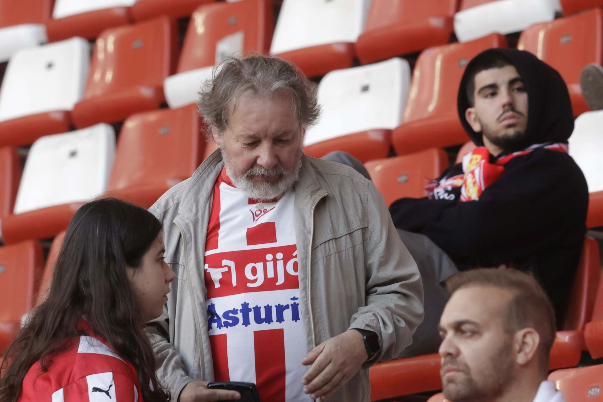 Fotos: ¿Estuviste en el Sporting - Cádiz en El Molinón? ¡Búscate!