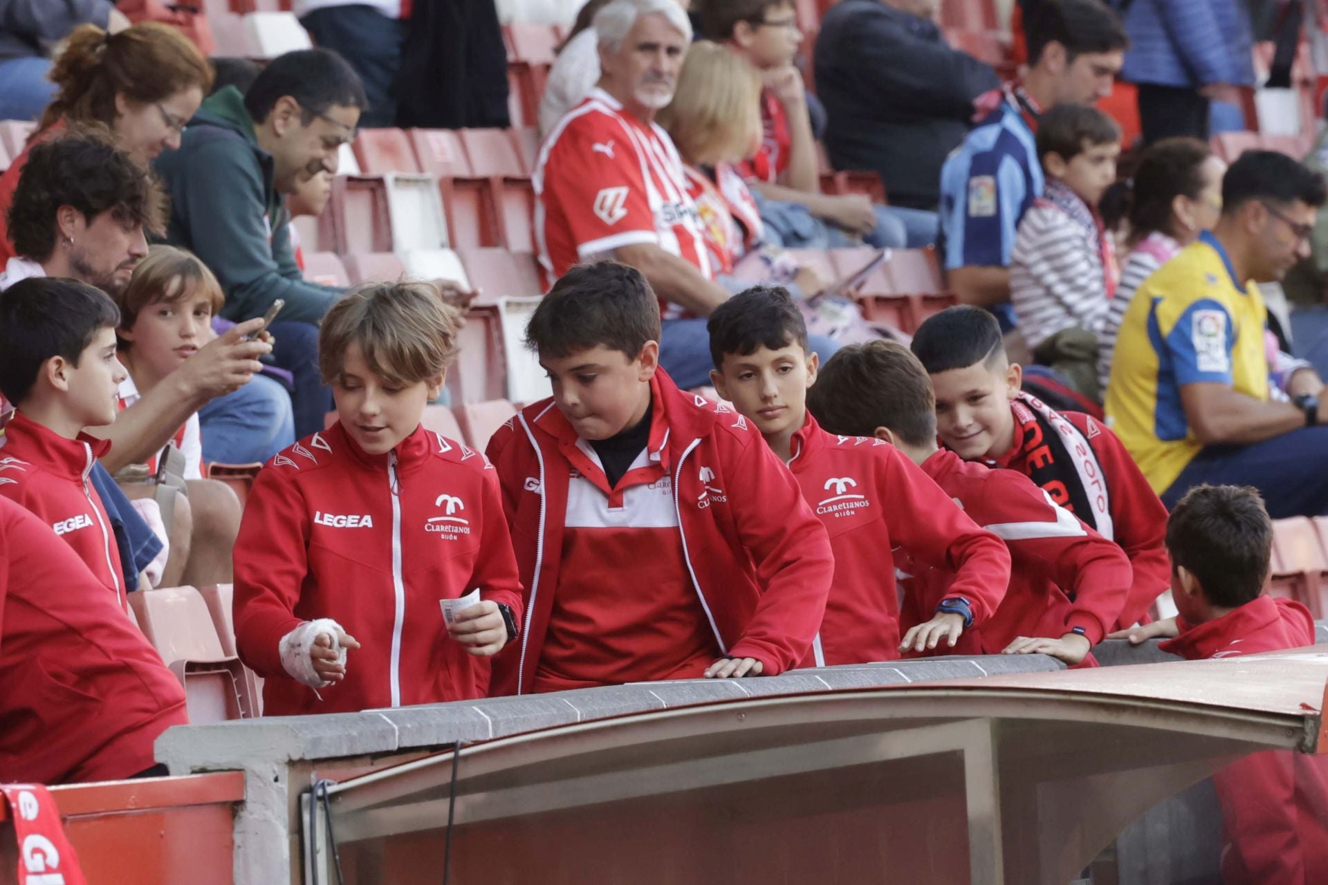 Fotos: ¿Estuviste en el Sporting - Cádiz en El Molinón? ¡Búscate!