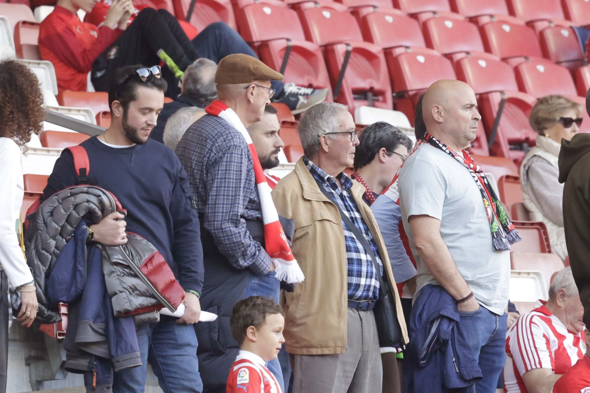 Fotos: ¿Estuviste en el Sporting - Cádiz en El Molinón? ¡Búscate!