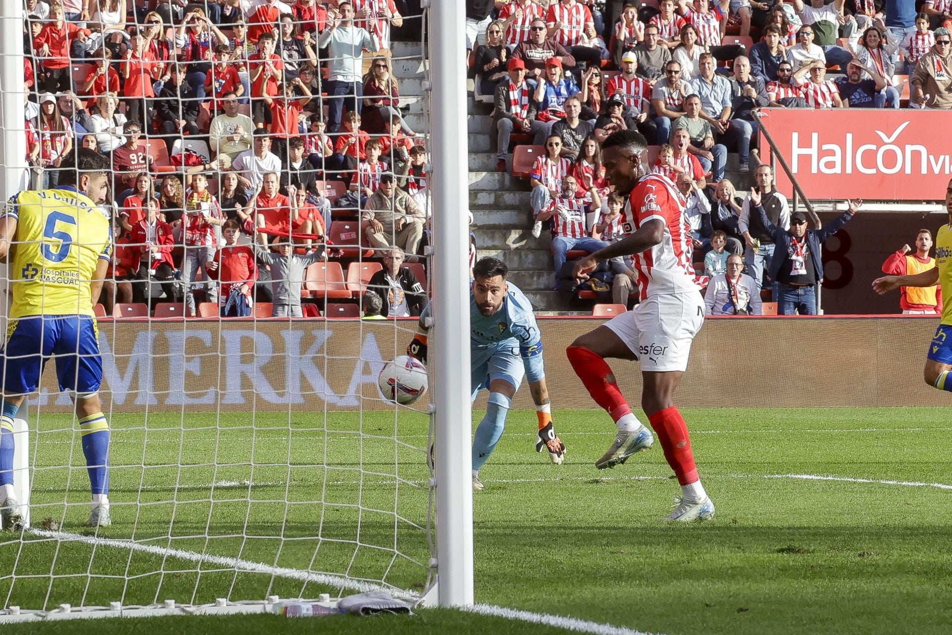 Fotos: Las mejores jugadas del Sporting de Gijón-Cádiz en El Molinón