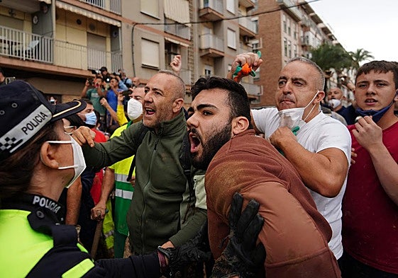 Unos ciudadanos increpan a las autoridades en su visita a Paiporta.