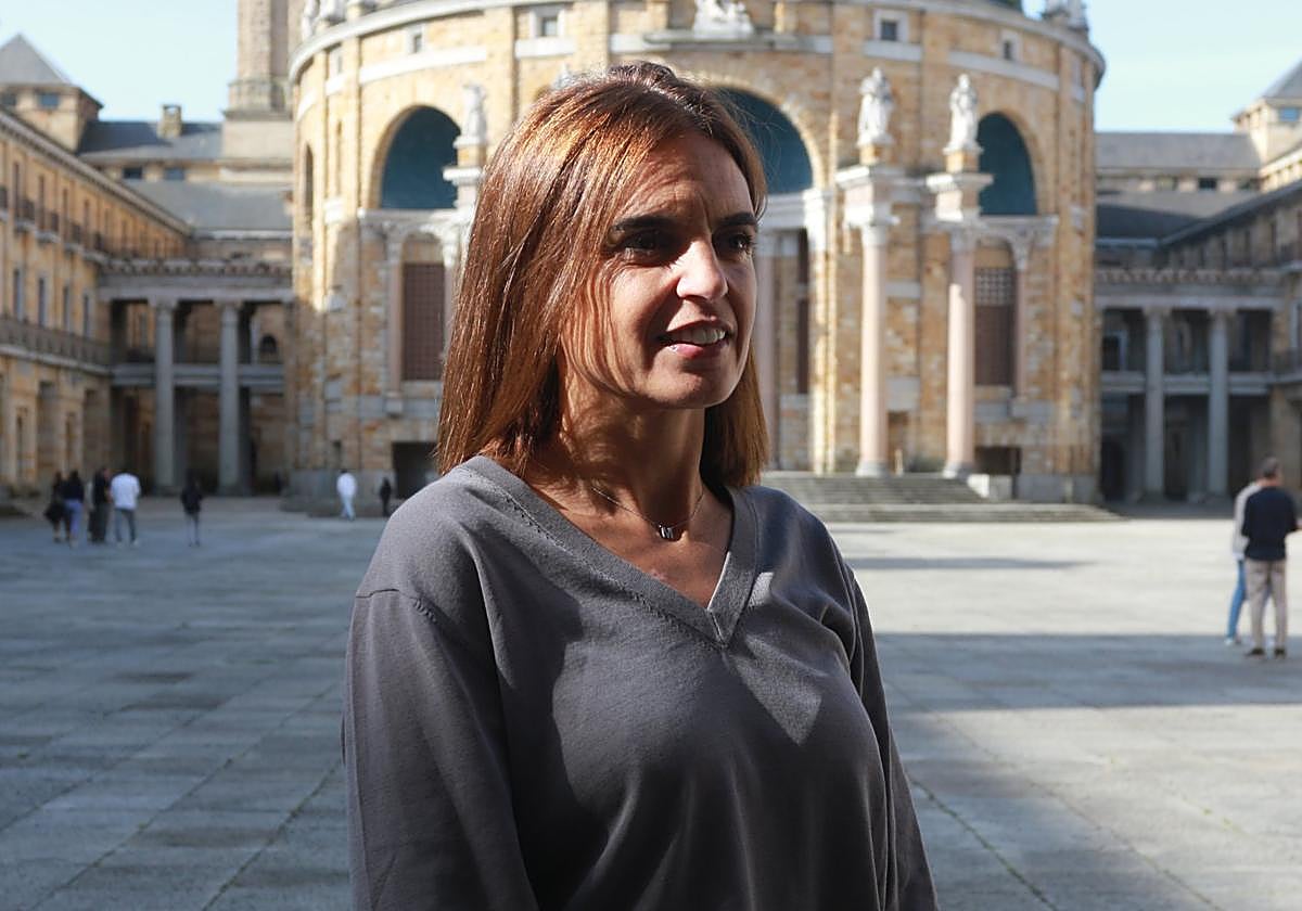 La concejala de Hacienda, María Mitre, en el patio de la Universidad Laboral.