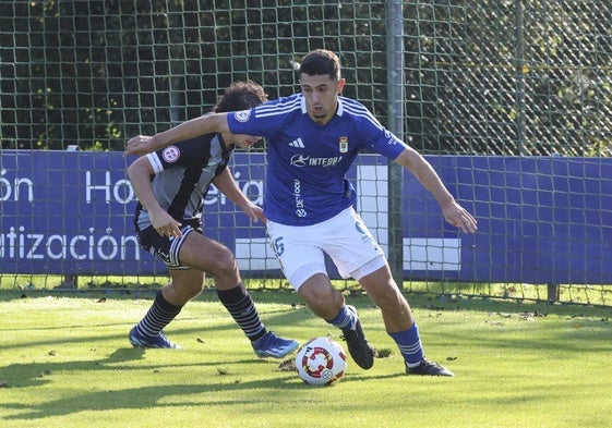 Cheli intenta sortear la presión de un jugador del Tuilla.