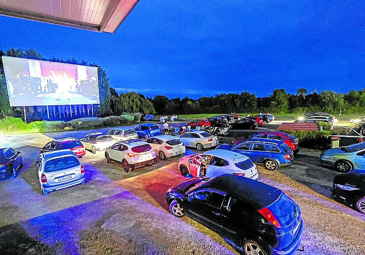 El Autocine con vehículos preparados para una sesión.