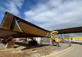 Una de las grandes estructuras de acero, preparada para su colocación sobre los pilares y completar el viaducto central del macropolígono de Bobes, en Siero.