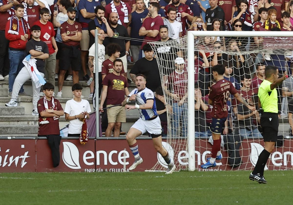 Kevin Bautista celebra su primer tanto con la camiseta del Real Avilés, que ayer supuso el 0-1 en el marcador en Pasarón frente al Pontevedra.