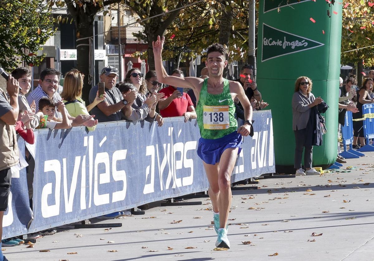 Raúl Álvarez Bengoa levanta el brazo como ganador por segunda vez en su carrera de la Media Maratón de Avilés que organiza la Atlética Avilesina.