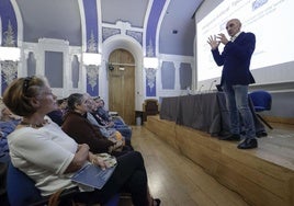 Humberto Bustince, durante su ponencia en el Antiguo Instituto de Gijón en el marco de las jornadas de Futuro y Tecnología.