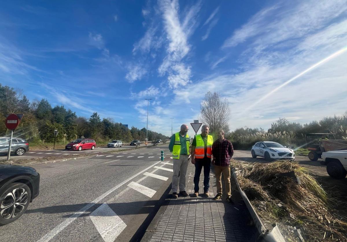 A la derecha, el alcalde de Siero, Ángel García, junto al vial que será el nuevo eje comercial y de servicios junto a Parque Principado.