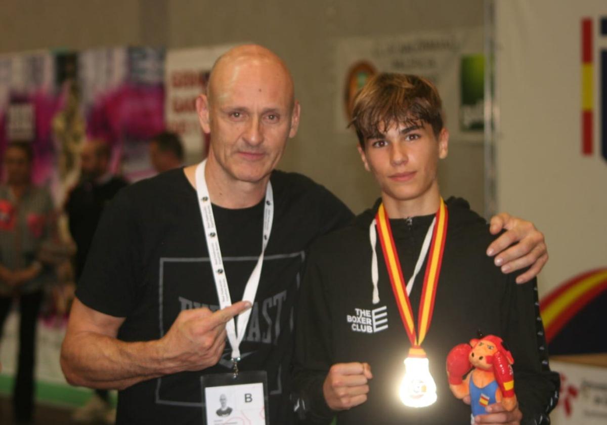 Iker Castrelo, con su medalla, junto a su entrenador Óliver Sánchez.