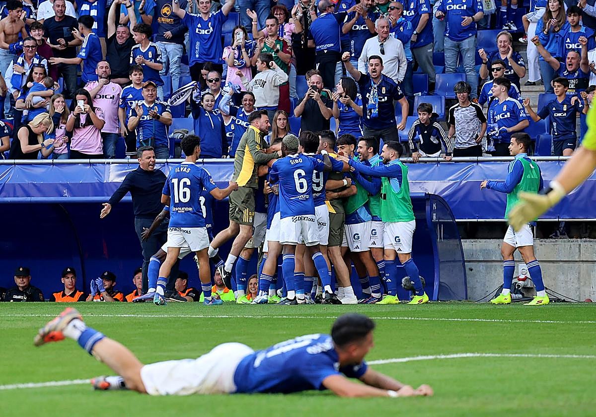 Los jugadores del Real Oviedo celebran junto al banquillo el segundo gol del equipo marcado por Paraschiv, que sumó así su segundo tanto.