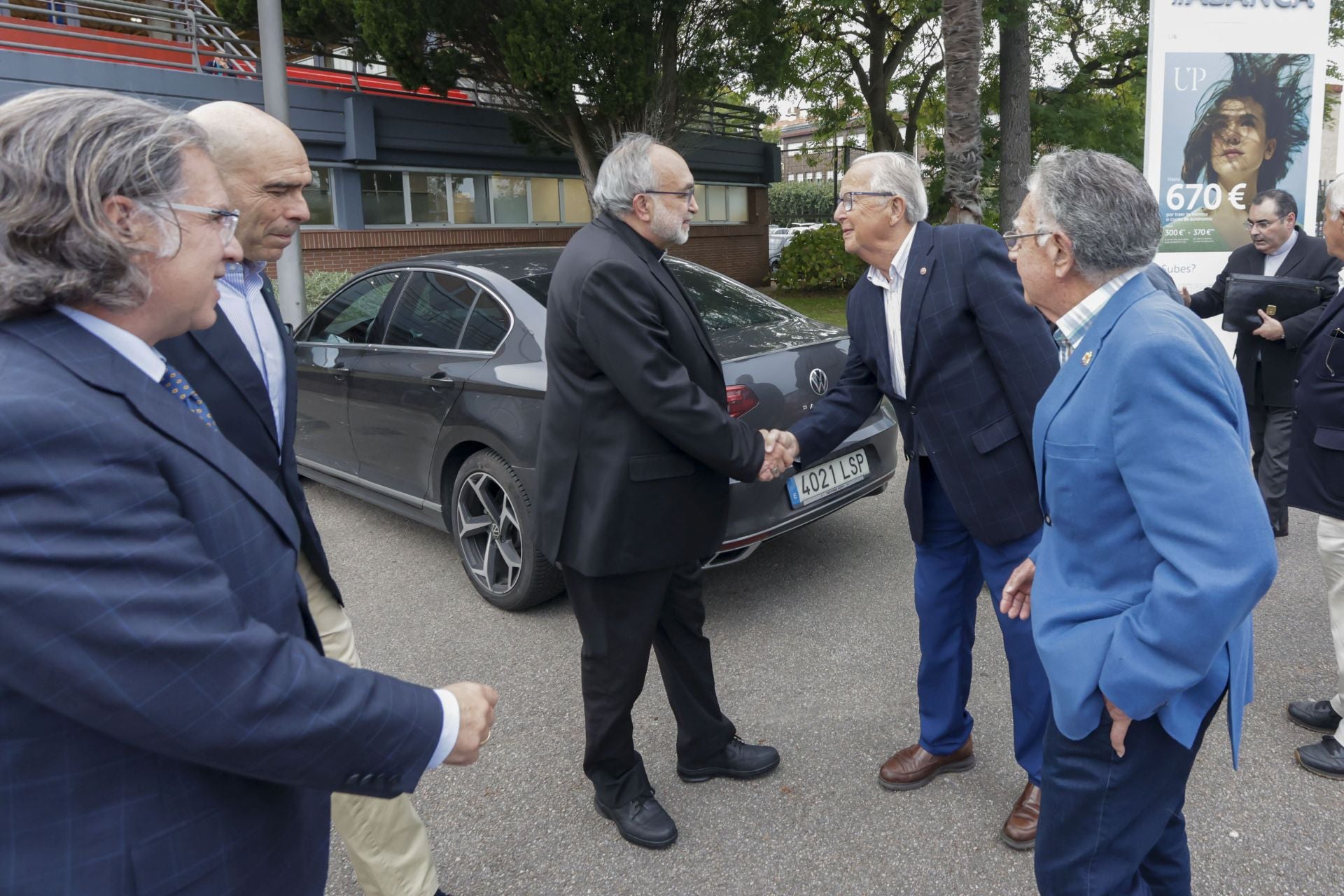 El arzobispo de Oviedo, Jesús Sanz Montes, visita el Grupo Covadonga