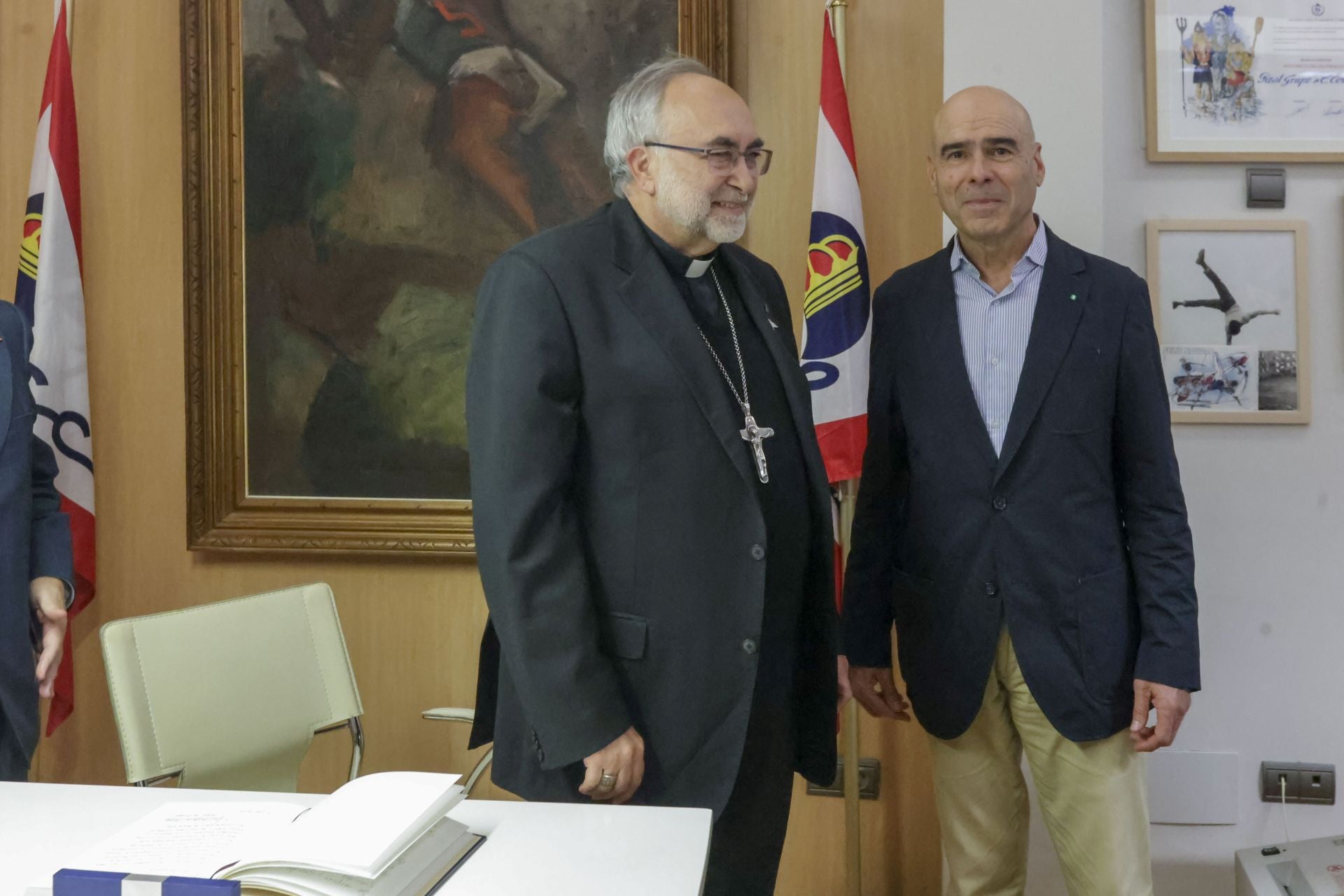 El arzobispo de Oviedo, Jesús Sanz Montes, visita el Grupo Covadonga