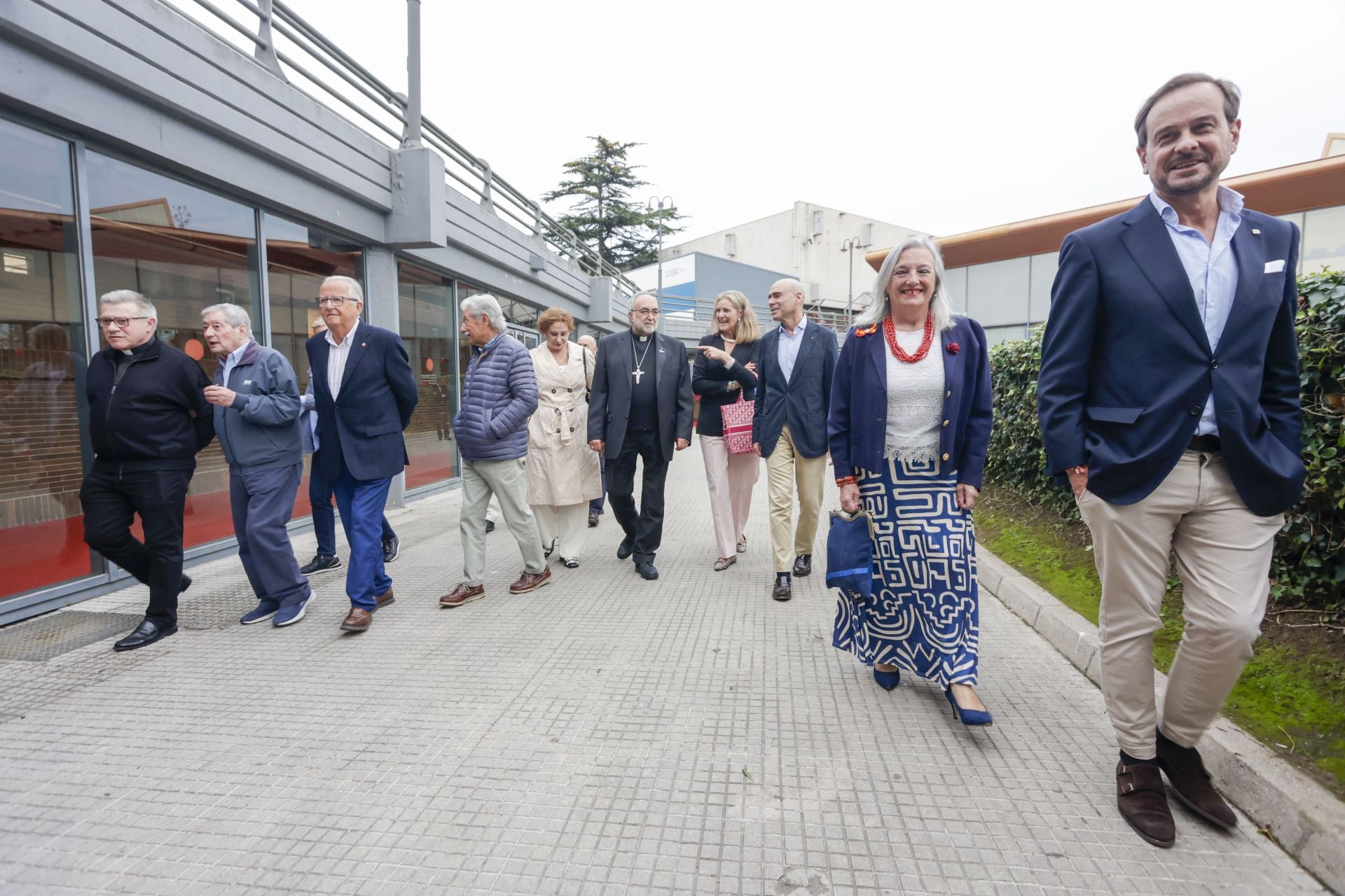 El arzobispo de Oviedo, Jesús Sanz Montes, visita el Grupo Covadonga