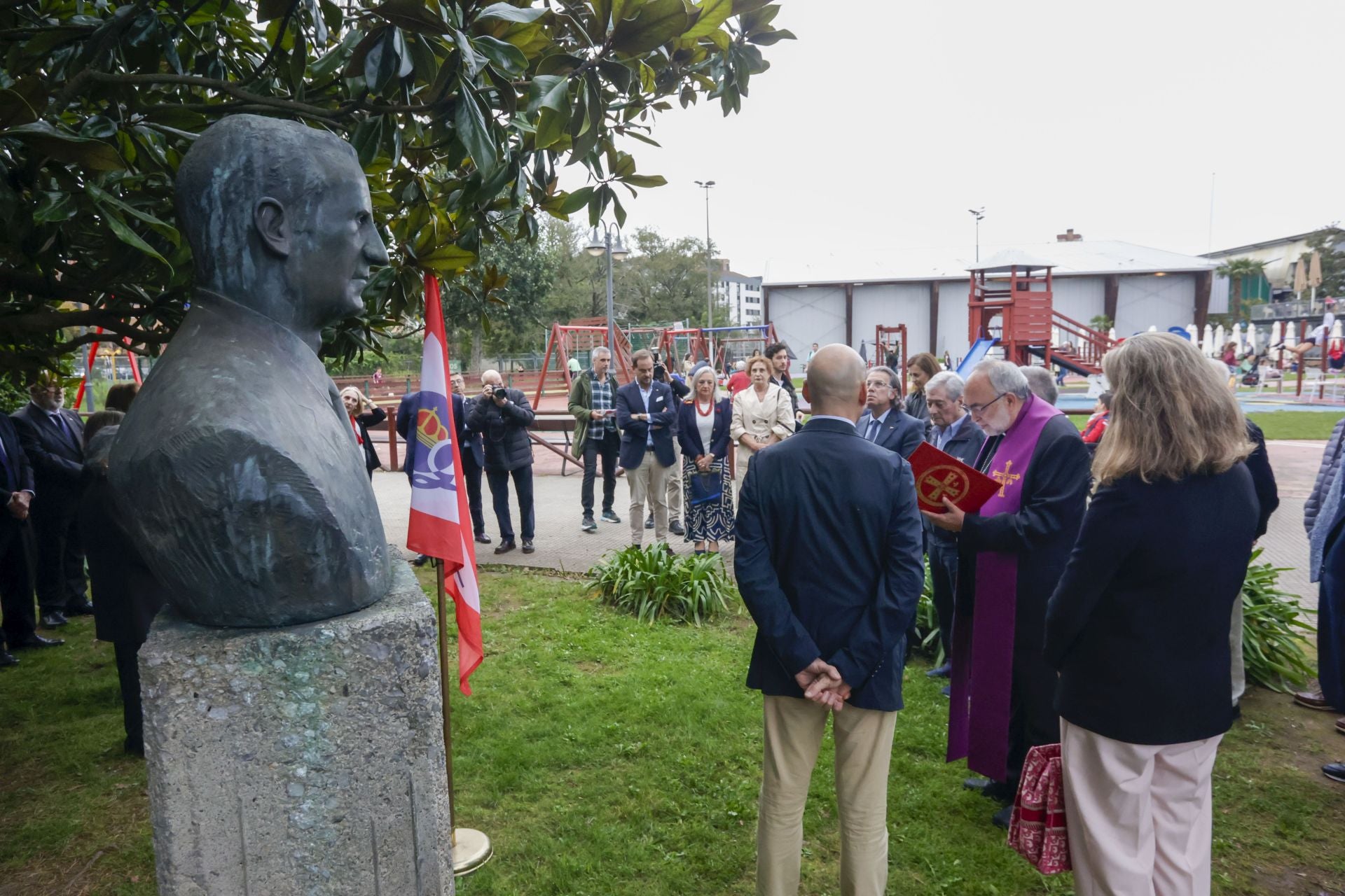 El arzobispo de Oviedo, Jesús Sanz Montes, visita el Grupo Covadonga