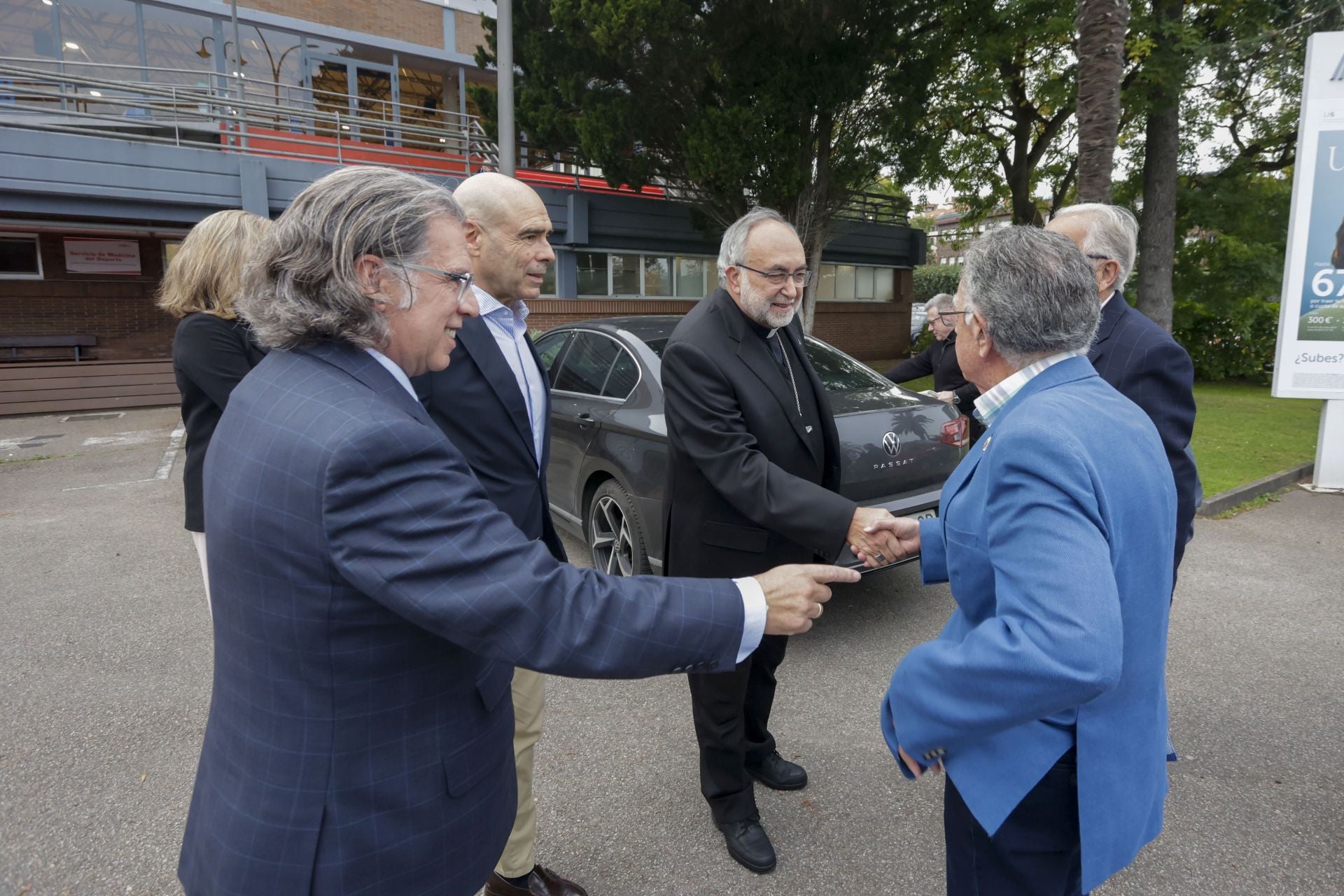 El arzobispo de Oviedo, Jesús Sanz Montes, visita el Grupo Covadonga