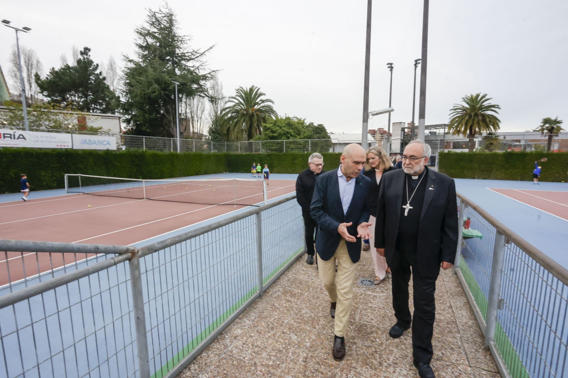 El arzobispo de Oviedo, Jesús Sanz Montes, visita el Grupo Covadonga