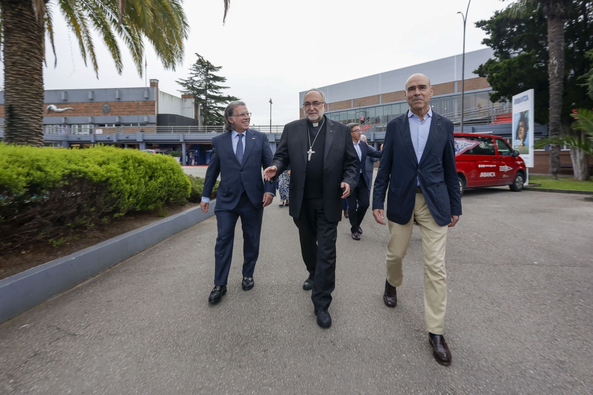 El arzobispo de Oviedo, Jesús Sanz Montes, visita el Grupo Covadonga