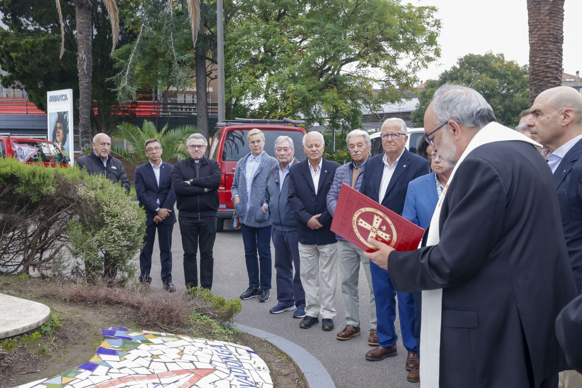 El arzobispo de Oviedo, Jesús Sanz Montes, visita el Grupo Covadonga