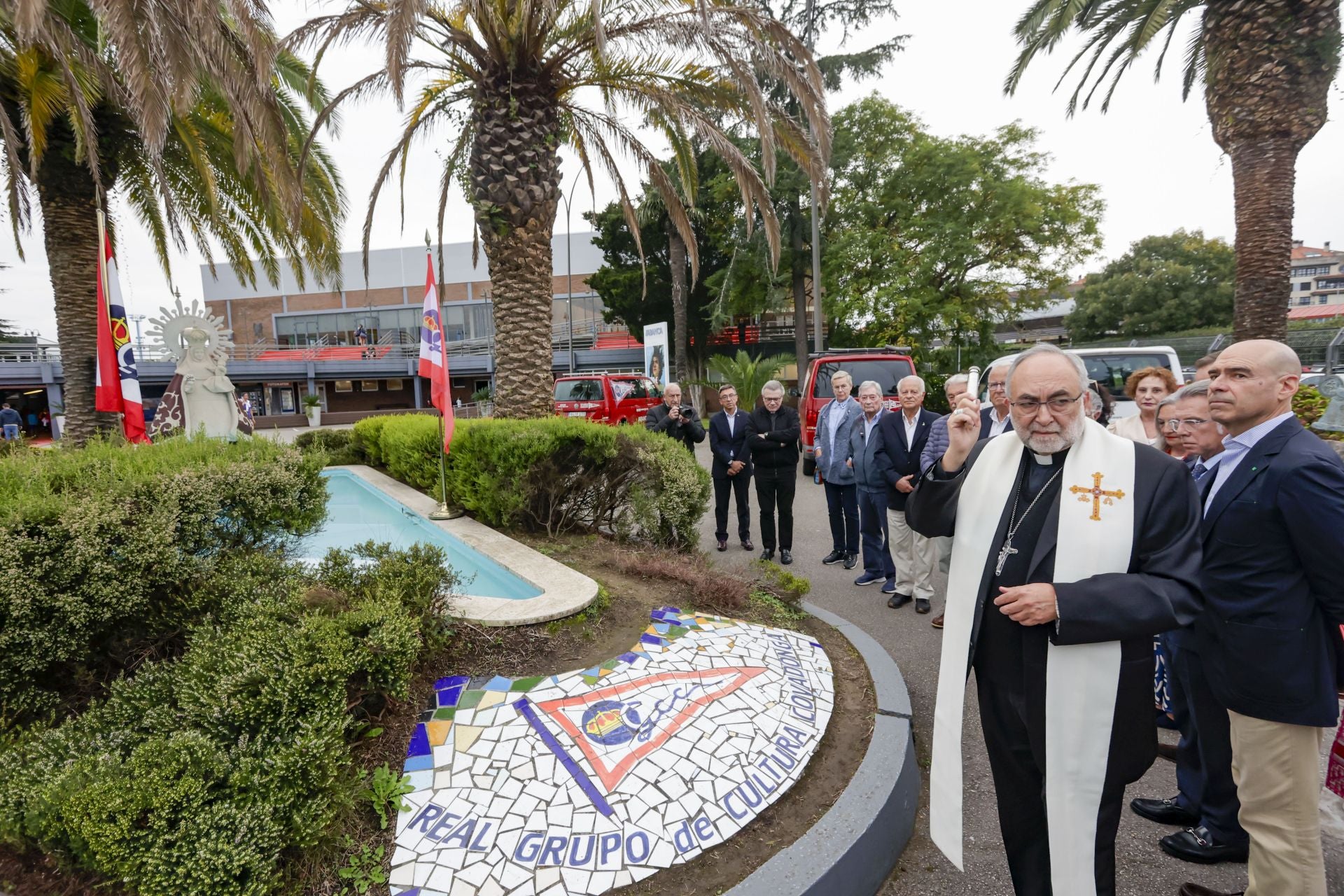 El arzobispo de Oviedo, Jesús Sanz Montes, visita el Grupo Covadonga