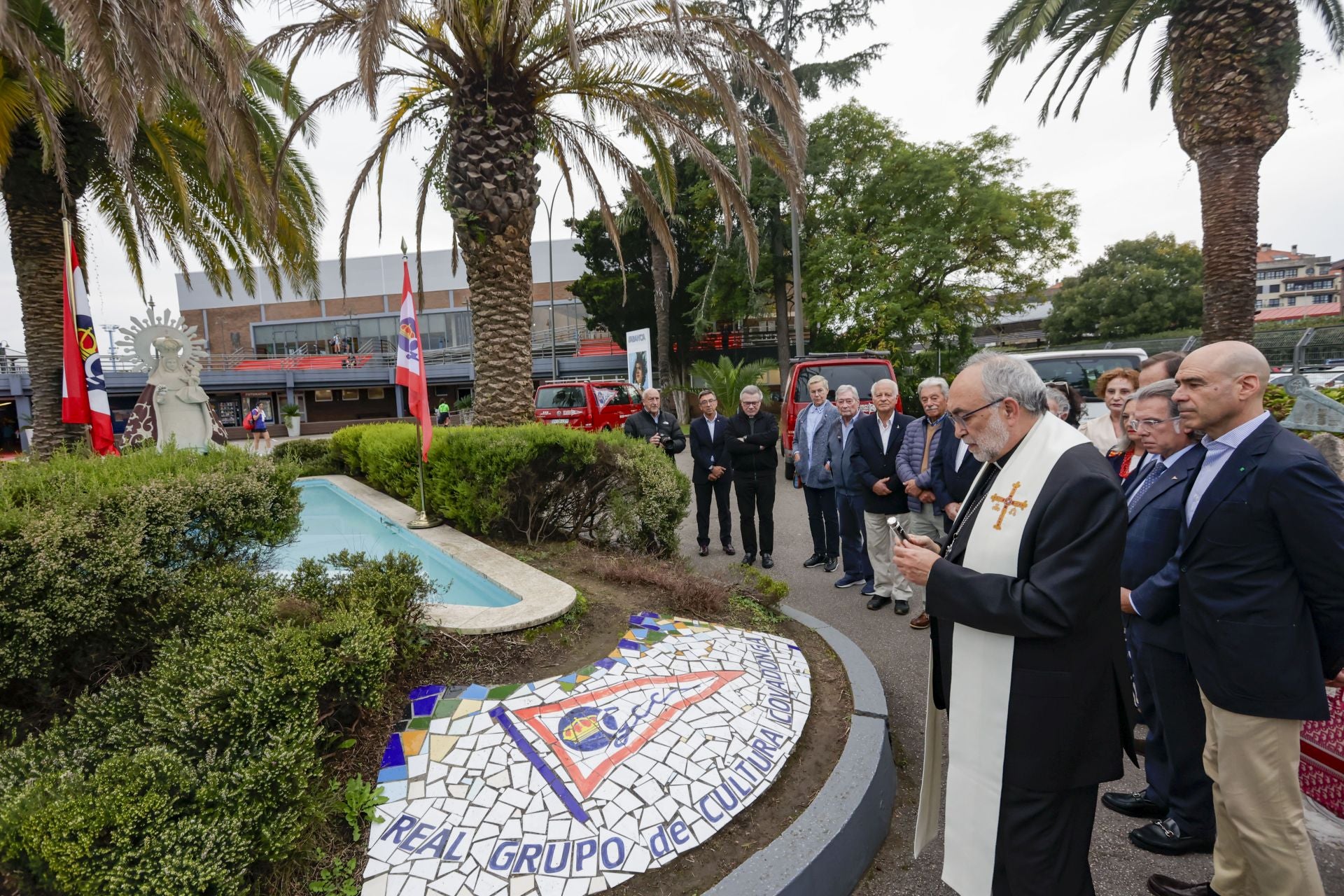 El arzobispo de Oviedo, Jesús Sanz Montes, visita el Grupo Covadonga