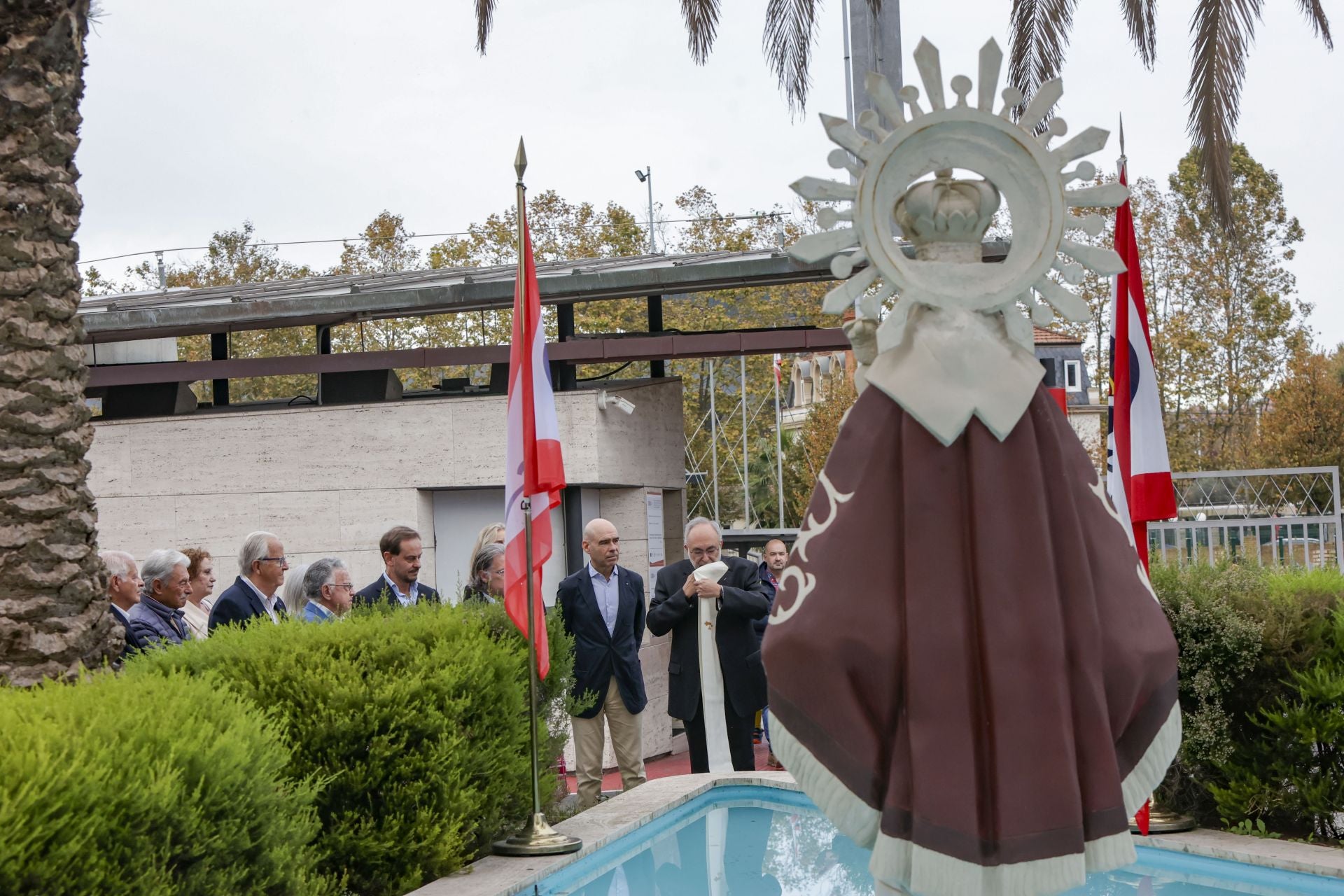 El arzobispo de Oviedo, Jesús Sanz Montes, visita el Grupo Covadonga