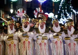 Un grupo de ayudantes en la cabalgata de Reyes de Oviedo.