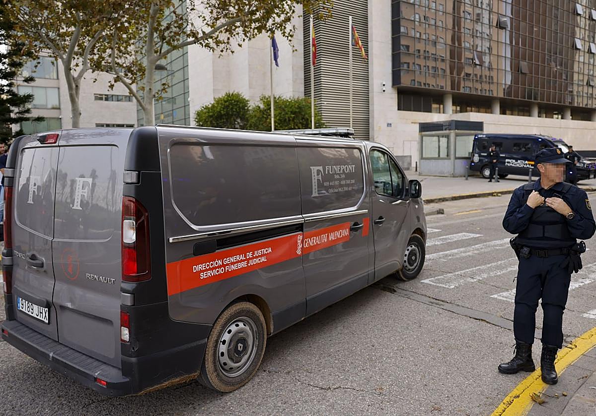 Nueve equipos forenses, listos para el levantamiento de cadáveres por la DANA de Valencia.