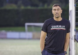 Monchu, exfutbolista del Sporting de Gijón, posando ayer para EL COMERCIO en el campo de Covadonga, donde juega el TSK Roces.